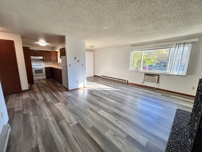 Building Photo - Spacious 2 Bed, 1 Bath on South Hill!