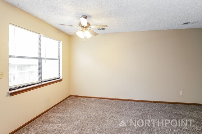 Building Photo - Radiant Unit Townhome | 2 BR/1.5BA | 1-Car Garage |
