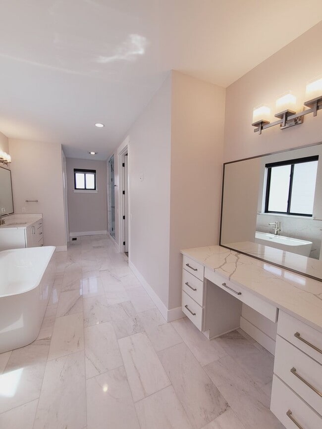 Building Photo - Luxury Downtown Townhome