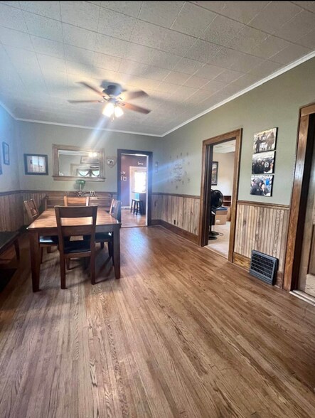 Building Photo - 1006 S Rowley St