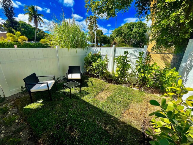 Building Photo - 618 NE 14th Ave