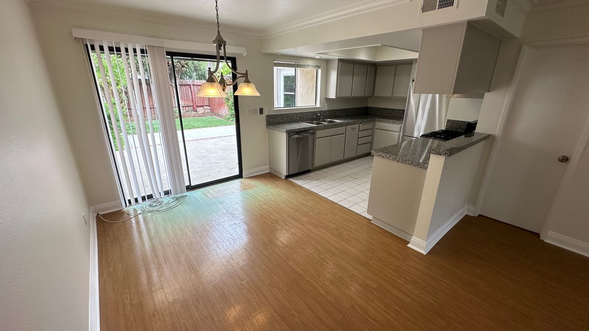 Building Photo - 2424 Santa Ana Ave