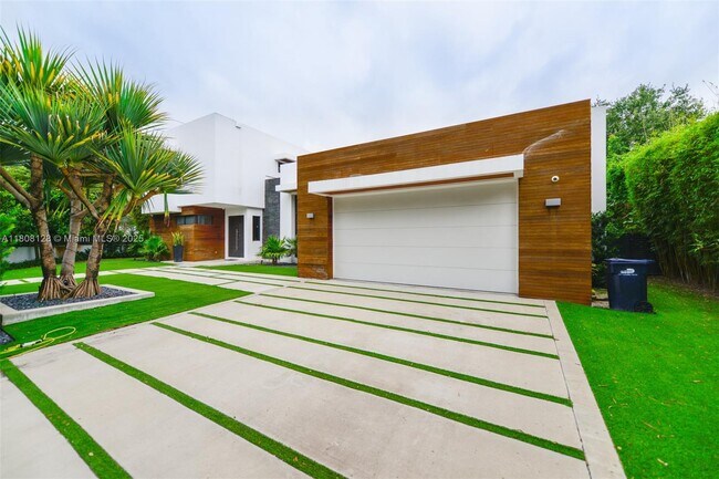 Building Photo - 7940 SW 58th Ct
