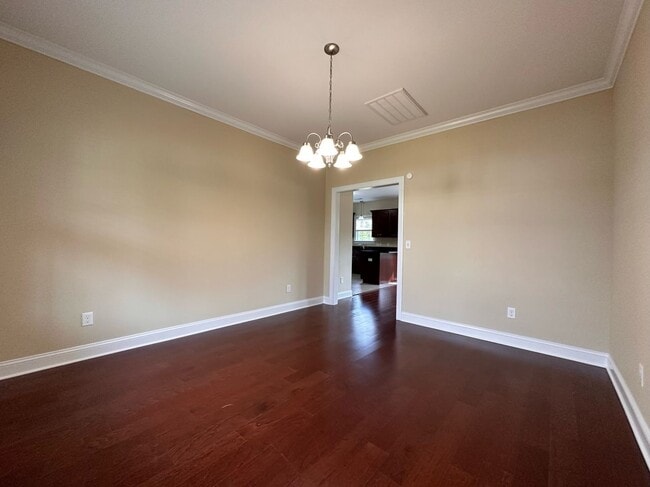 Building Photo - Perfect on Pineflat!