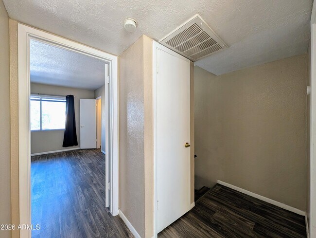 Building Photo - 9228 N 7th Ave