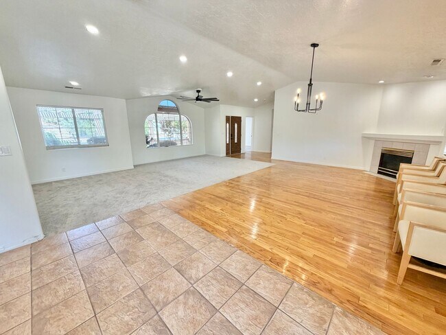 Building Photo - Beautiful Bloomington Area Home