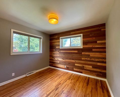 Building Photo - Large Single Family Home Available NOW!! ONE MONTH FREE!!