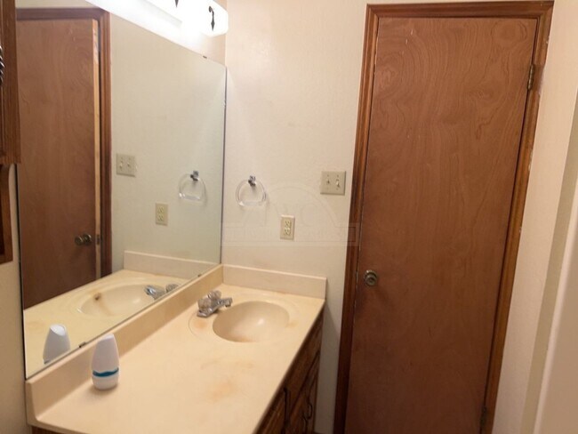 Building Photo - 2013 Windward Dr