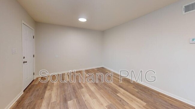 Building Photo - 605 Lake Rd