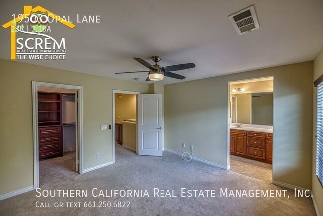 Building Photo - Two Bedroom Townhome in Santa Clarita