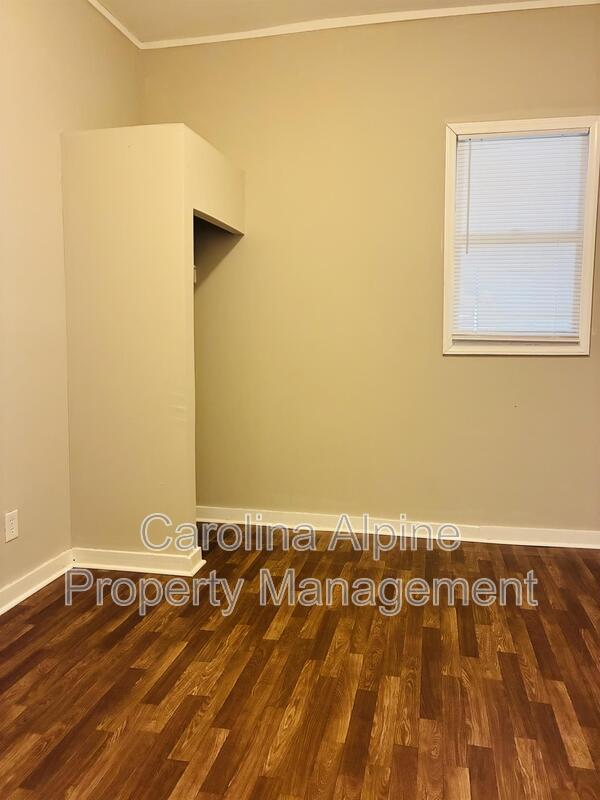 Building Photo - 104 Miller St