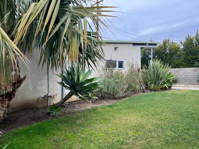 Building Photo - Super Sweet, Modern Style Back House