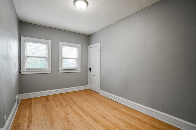 Building Photo - Rare quality UWM Flat , Walk to Campus!