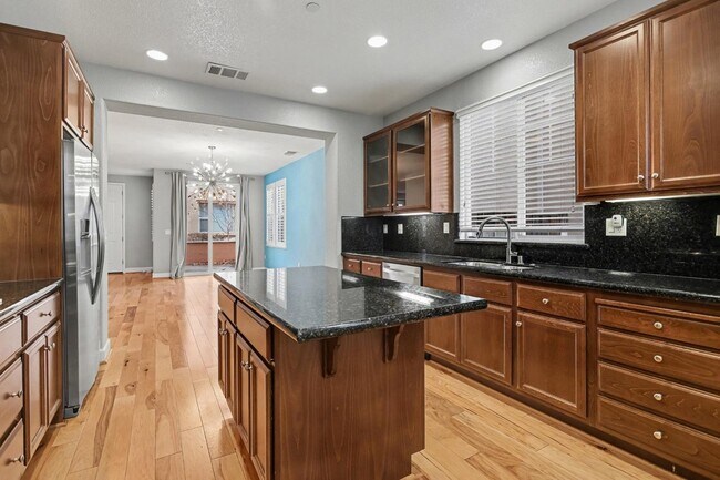 Building Photo - 568 Selby Lane