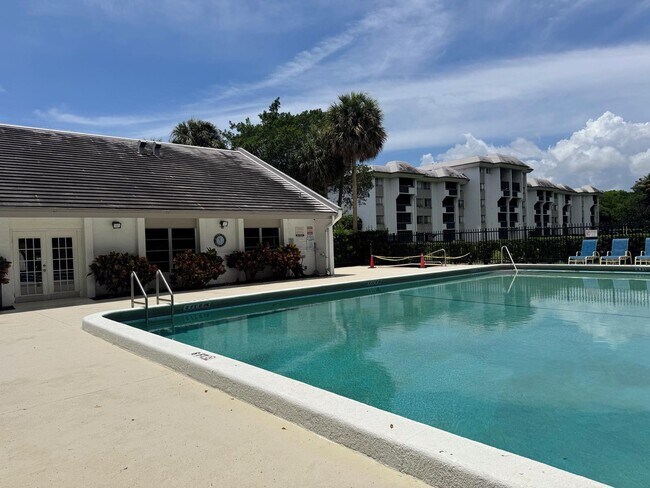 Building Photo - 711 N Pine Island Rd