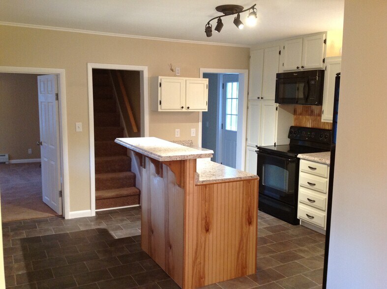 Building Photo - 829 Crow Hill Rd