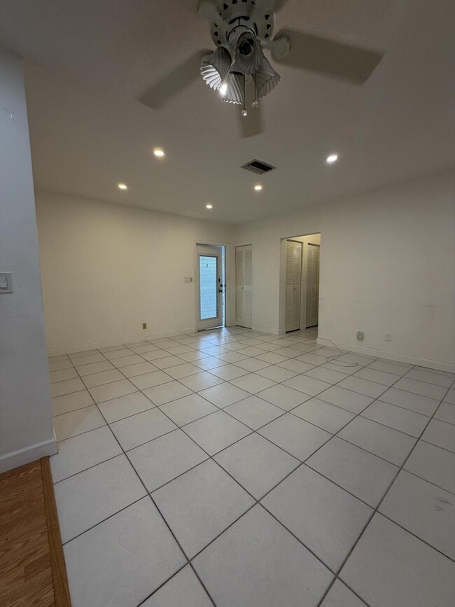Building Photo - 1300 N 17th Ave