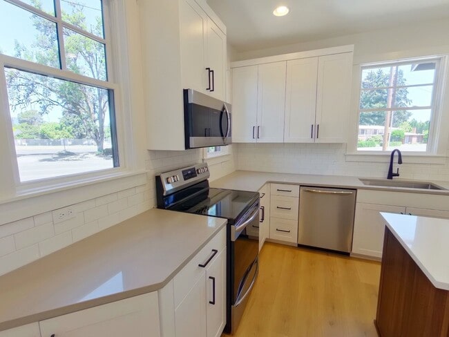 Building Photo - Don’t Miss Our Spring Rate Drop — Units Going Fast