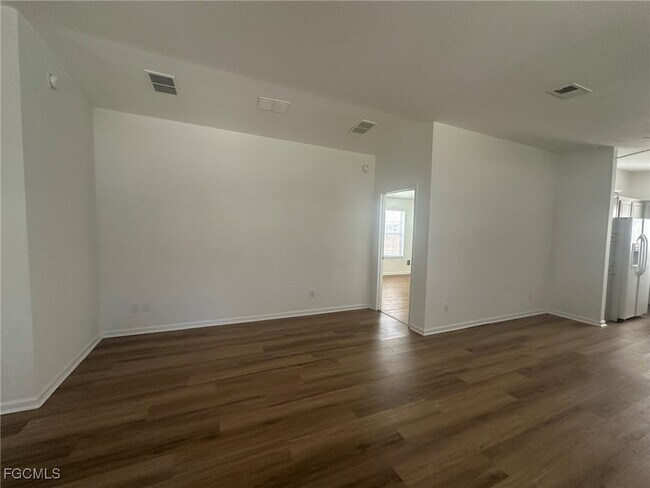 Building Photo - 121 NE 11th Pl