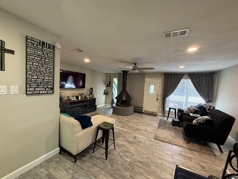 Building Photo - 1504 N Fielder Rd