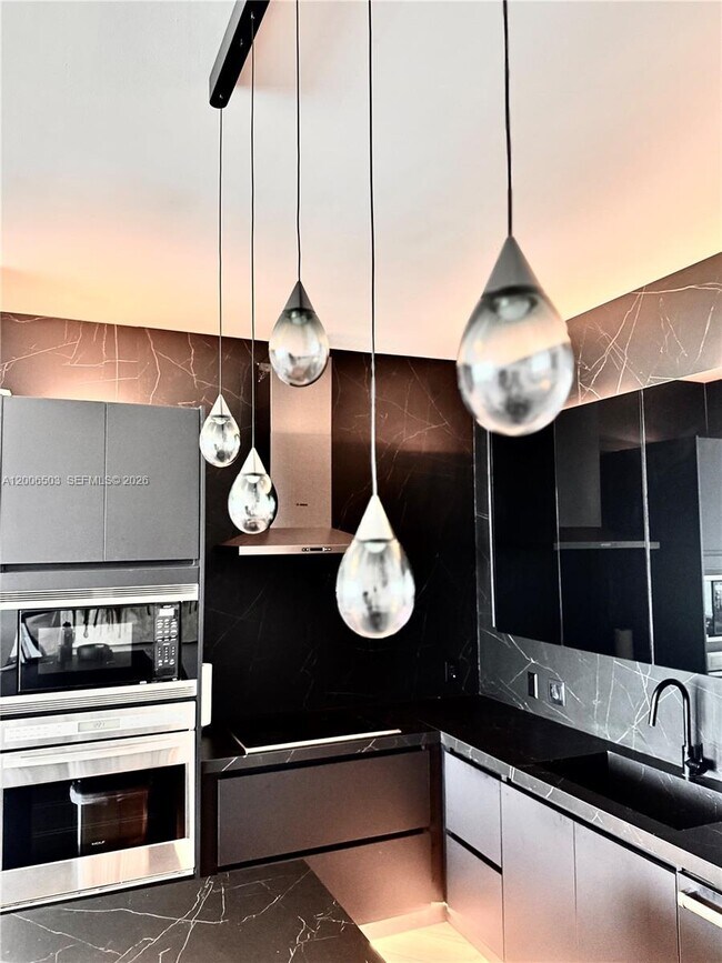 Building Photo - 2020 N Bayshore Dr