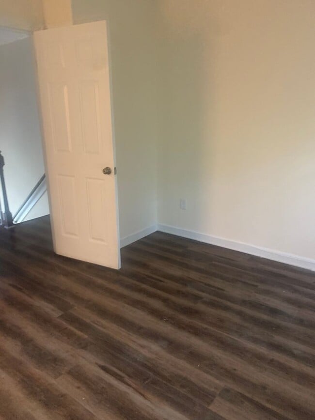 Building Photo - Great NW RALEIGH location-2 brm 2 bath ~ F...