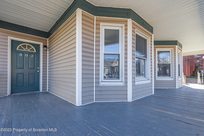 Building Photo - 802 Quincy Ave