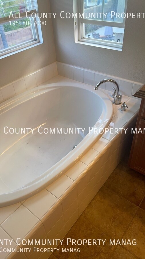 Building Photo - 40298 Hannah Way