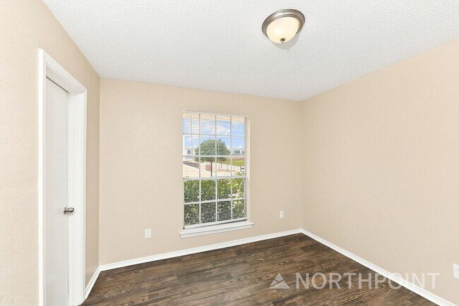 Building Photo - 3-Bedroom, 2 Bath Single Family for Rent in Dallas, TX | Front yard & Modern Kitchen