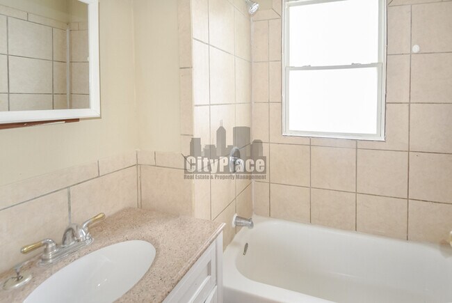 Building Photo - 1022 N Rural St