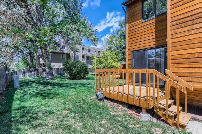 Building Photo - End Unit Townhome with 2 Beds, an Office and Southern Exposure