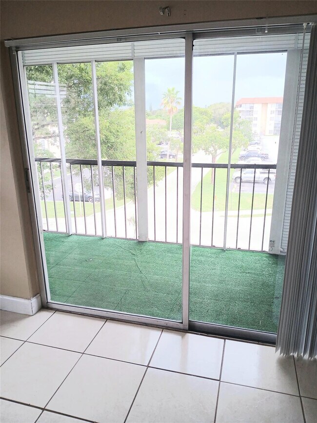 Building Photo - 4170 Inverrary Dr