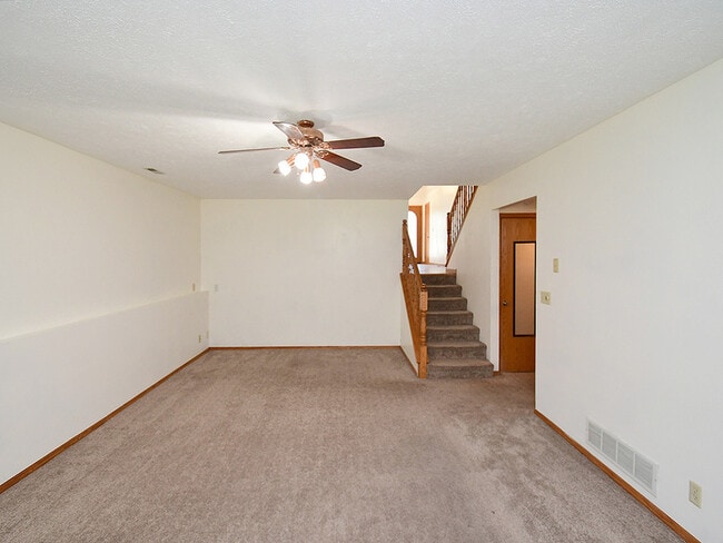 Building Photo - 820 Redwood Rd
