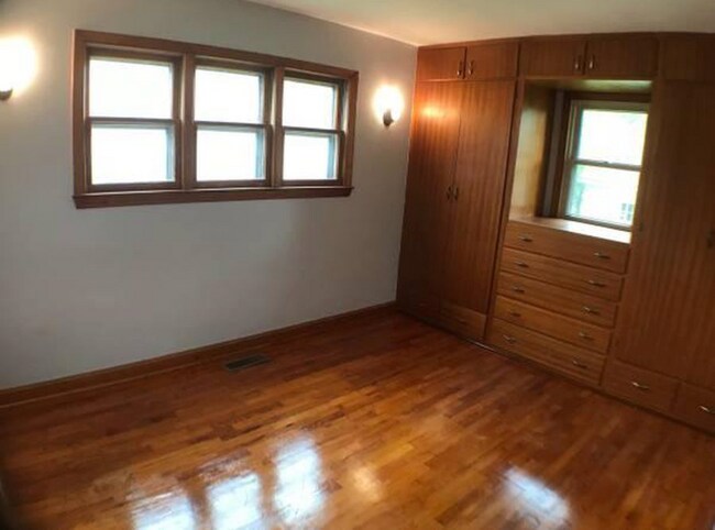 Building Photo - 702 S 4th St