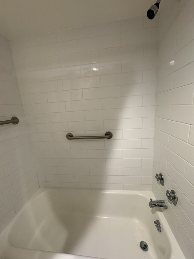 Tub/ shower - 226 W Rittenhouse Sq