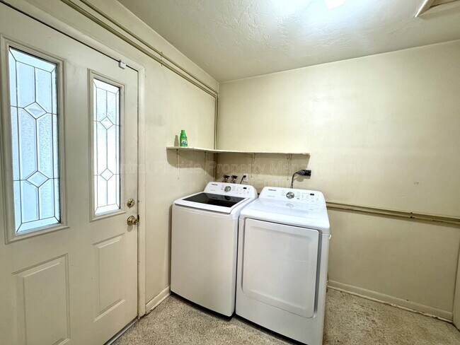 Building Photo - 1074 Gerona Ave