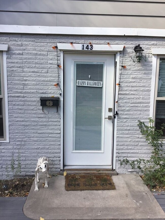 Building Photo - Refinished 2 Bedroom Home Near Downtown Fo...