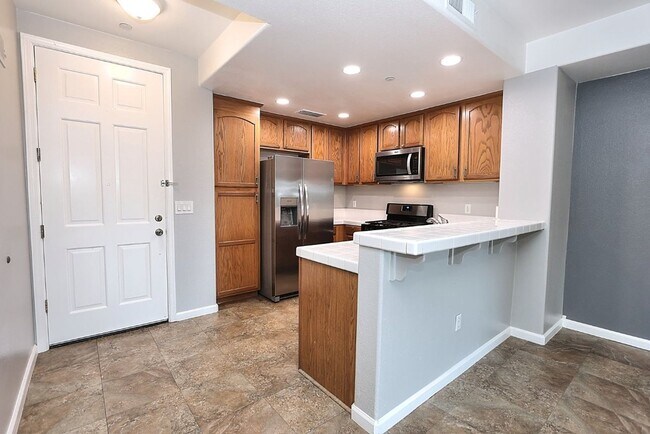 Building Photo - Beautiful Condo in Gated Community for Rent!