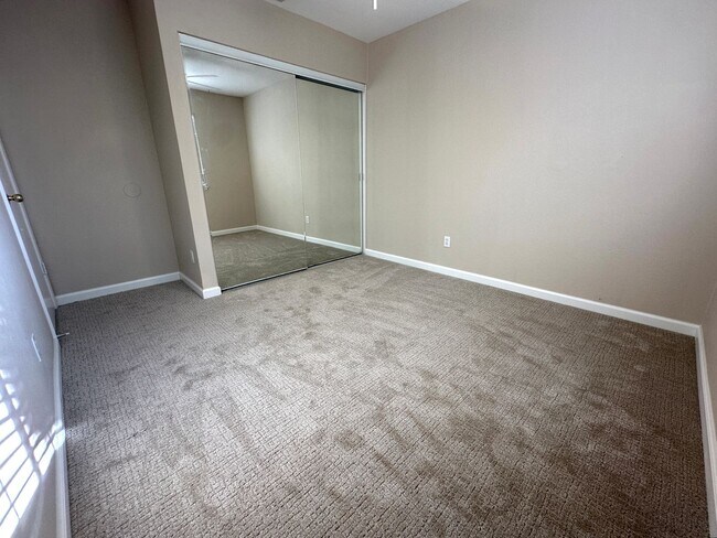 Building Photo - Spacious 4 Bedroom Corner Lot in Brentwood!