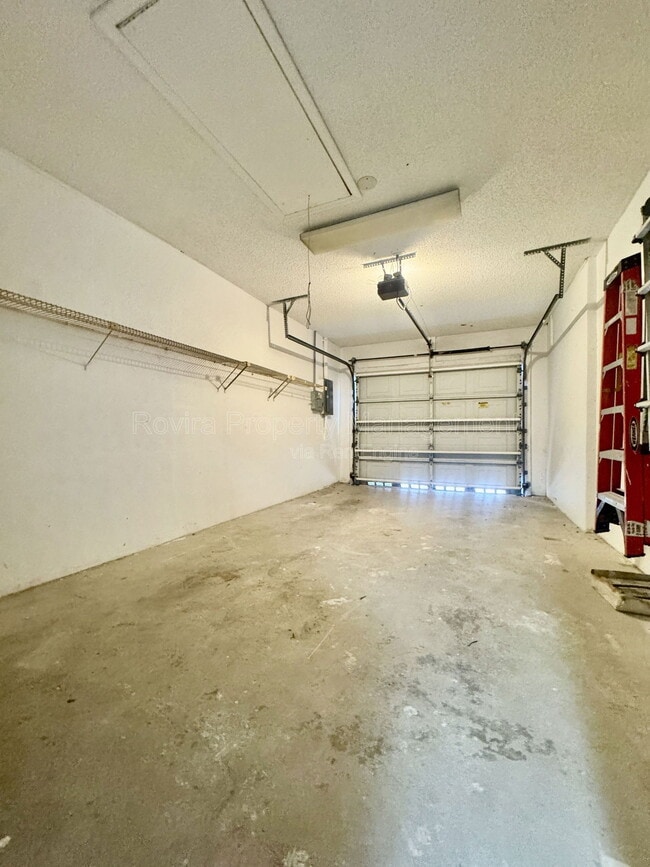 Building Photo - 2215 SE 6th Ct