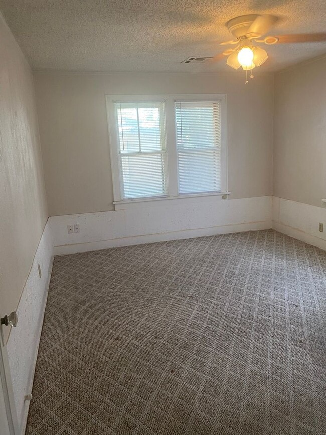 Building Photo - 2 bed 1 bath for lease near downtown