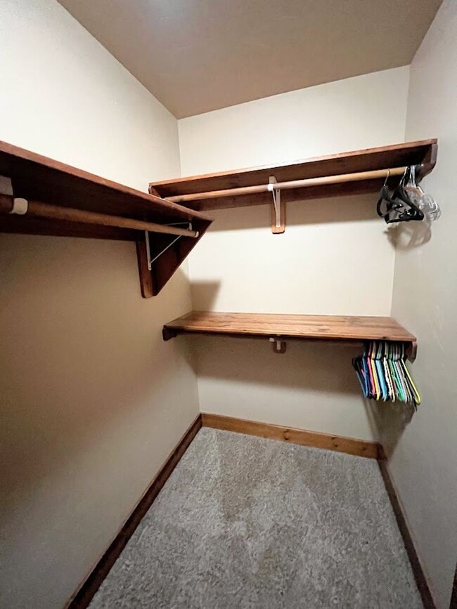 Building Photo - Charming Home with Open Floor Plan & Pet-Friendly Yard – Prime Location!