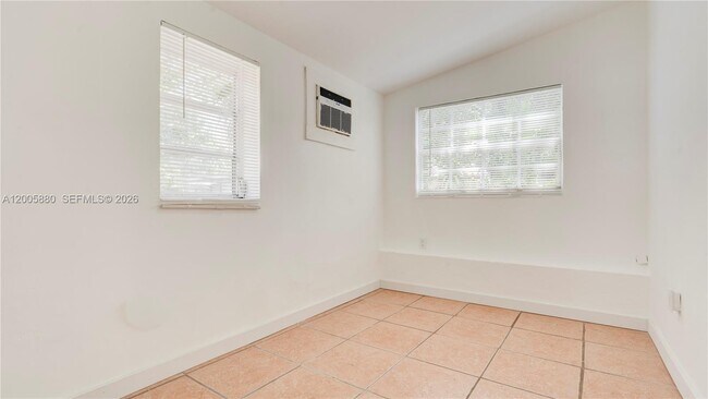 Building Photo - 1085 NE 128th St