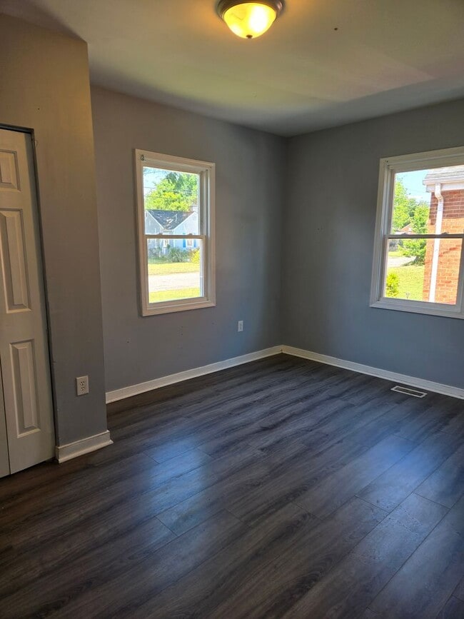 Building Photo - Beautiful reconstructed 4 bedroom