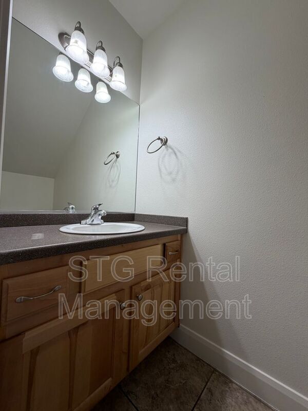 Building Photo - 449 W 500 N