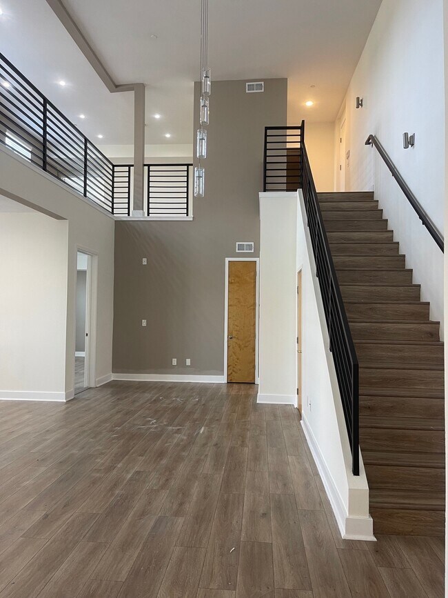 Building Photo - 575 Elm Ave