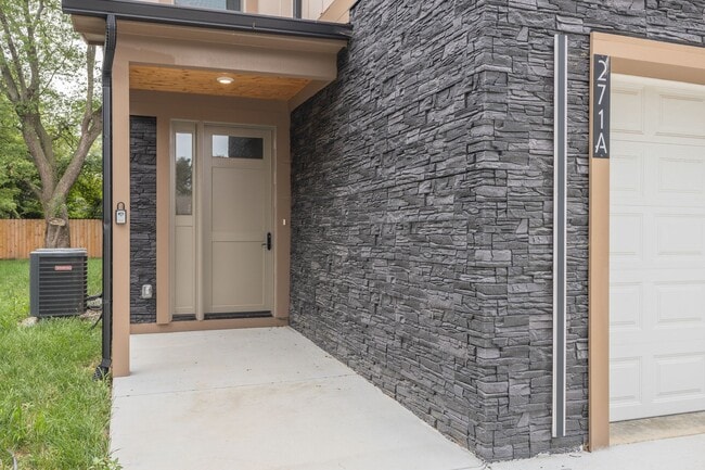 Building Photo - 271 Garry Dr