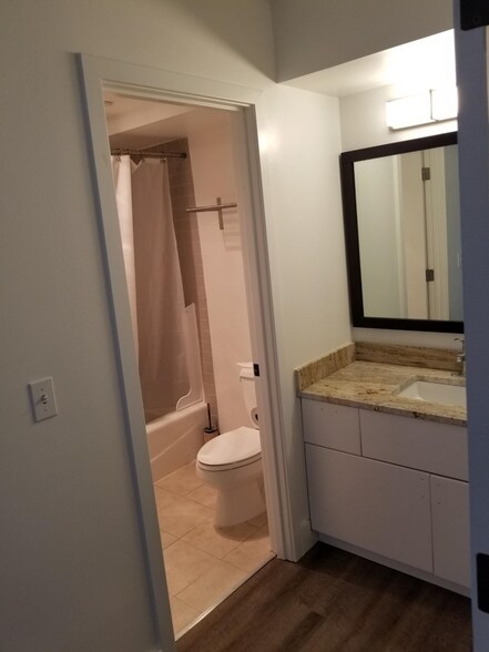 Master bath - 1931 Broadway E