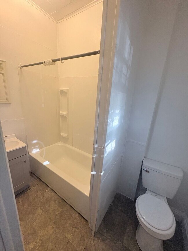 Building Photo - 1 Bedroom Apt Located in the York City