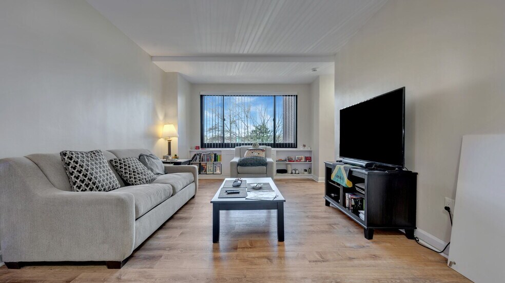 Primary Photo - 1021 Arlington Blvd